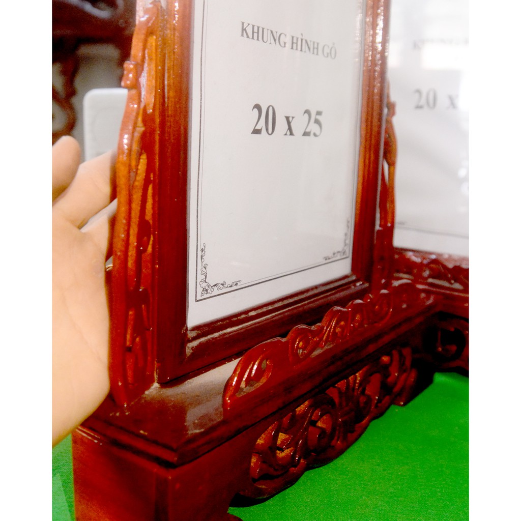 Khung hình có chân bằng gỗ đặt bàn thờ