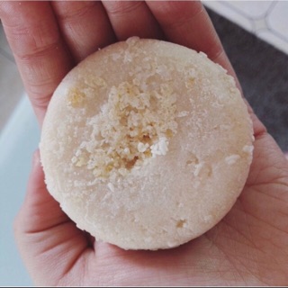 Bánh dầu gội LUSH - Honey I Washed My Hair shampoo bar (tặng kèm hộp thiếc đựng)
