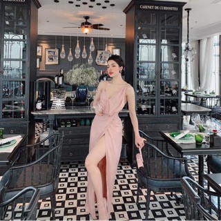 Váy lụa hồng vải satin dự tiệc size S chém vai dây chéo xẻ đùi Váy lụa hồng vải satin dự tiệc size S chém vai dây chéo