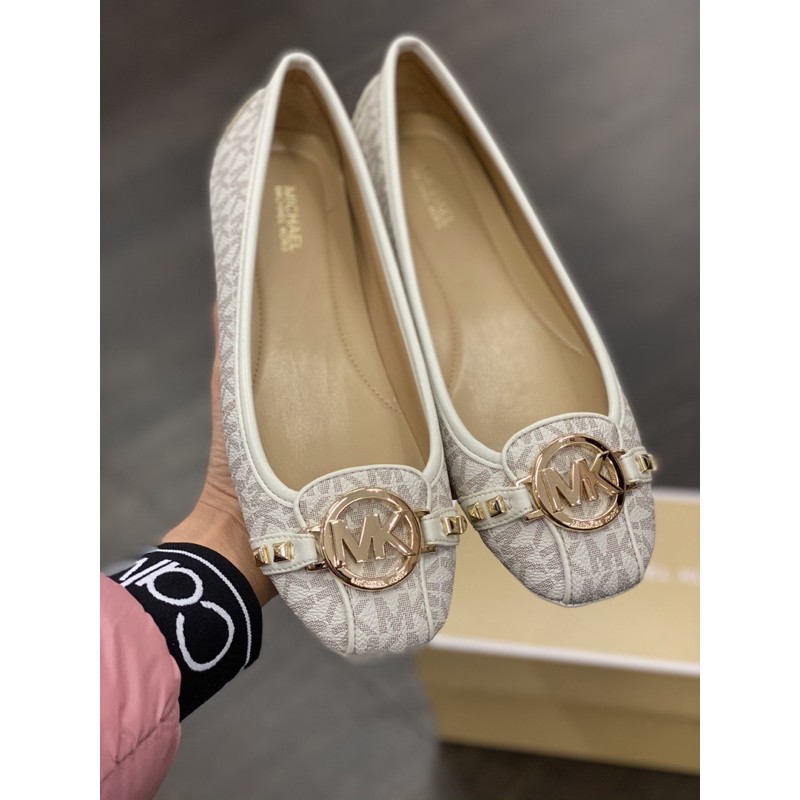 Giầy bệt thần thánh nhà mk