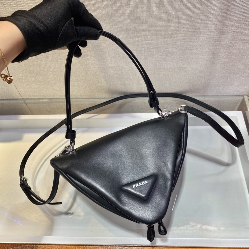 Túi xách nữ thời trang da thật cao cấp PRADA với thiết kế hình tam giác độc đáo, trẻ trung