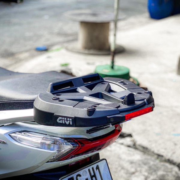 Đế thùng sau GIVI M7MN-S có đèn led cảnh báo nhựa PP nguyên sinh gắn thùng sau xe máy GIVI chính hãng