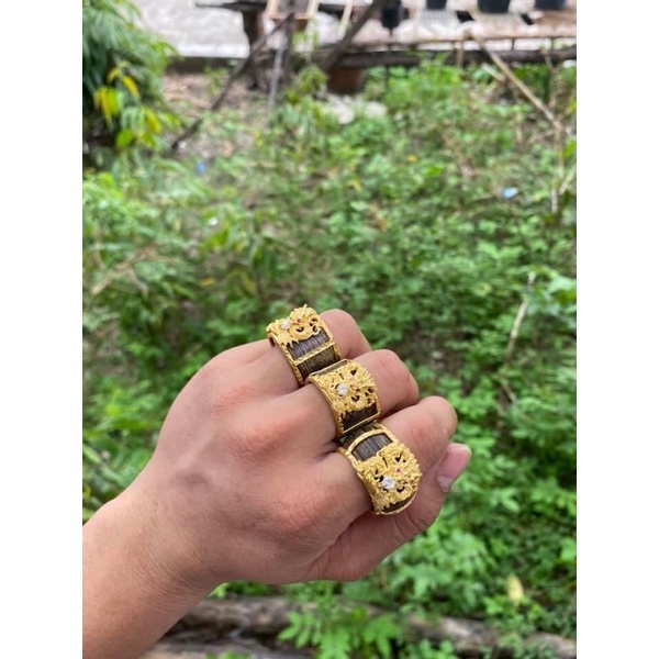 Nhẫn trầm hương sánh chìm.