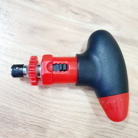 Bộ Dụng Cụ Vặn Vít 11 Món Gồm 1 Tay Vặn Chữ T Đảo Chiều + 10 Mũi Vít Khác Kích Cỡ Và Công Năng Đa Dụng