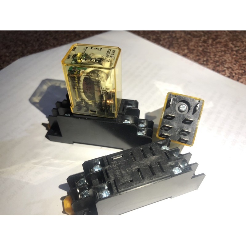 Rơ le trung gian 8 chân to 220V/ 10A/ Idec/ Japan.