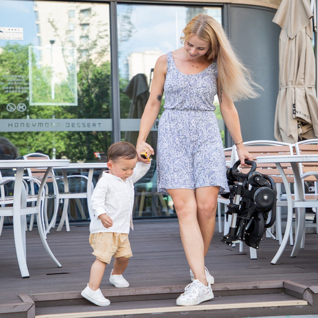 Xe đẩy gấp gọn 2 chiều cho bé có đệm lót thông minh Xe nôi đẩy bé siêu nhẹ tiện lợi đi du lịch an toàn cho trẻ DC034