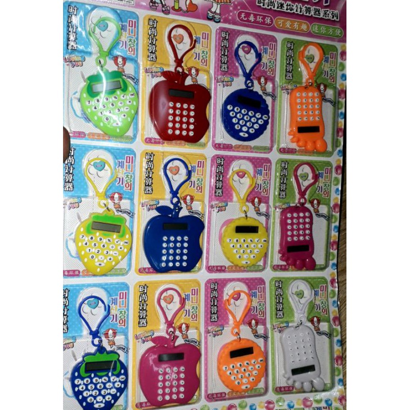 Một chiếc móc khóa kèm máy tính mini siêu dễ thương có nhiều hình dạng và màu sắc có sẵn pin