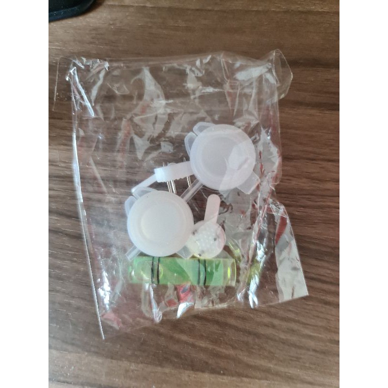 Sơn bóng, thước thủy và đinh treo tranh