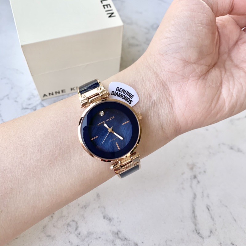 Đồng hồ ANNE KLEIN model AK/2512NVRG dáng kiềng dành cho nữ