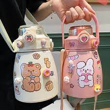 Bình nước giữ nhiệt cute có ống hút 850 ML, inox 304 không rỉ an toàn kèm sticker cute có dây đeo