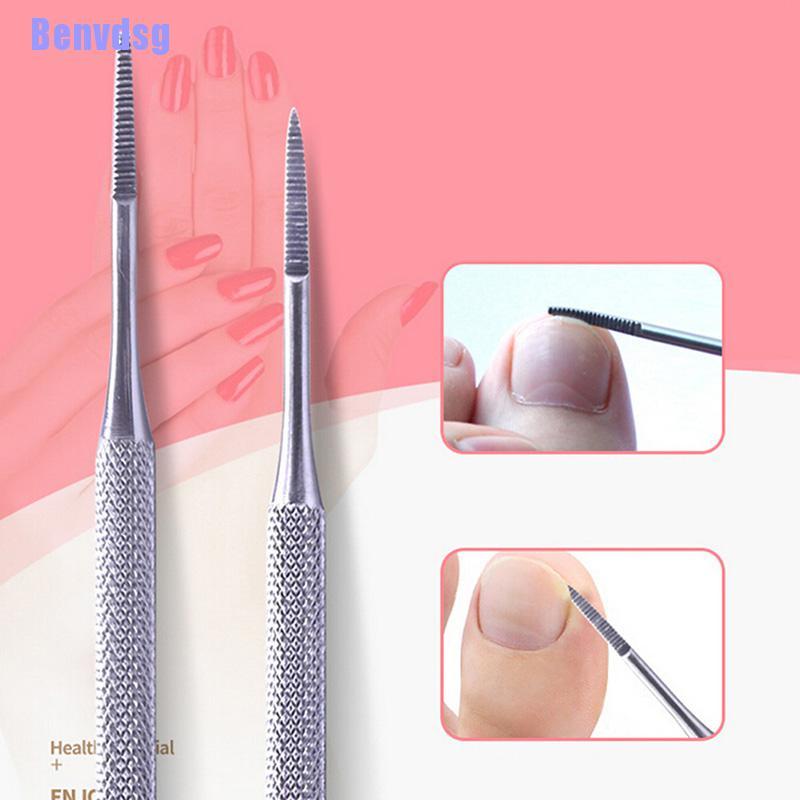 1 Dụng Cụ Vệ Sinh Móng Tay Tiện Lợi