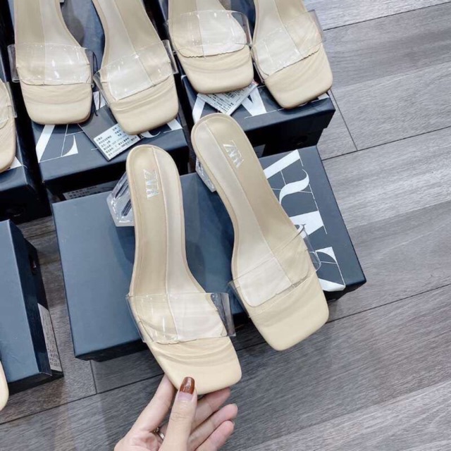 Guốc quai trong hàng vỡ hộp sale