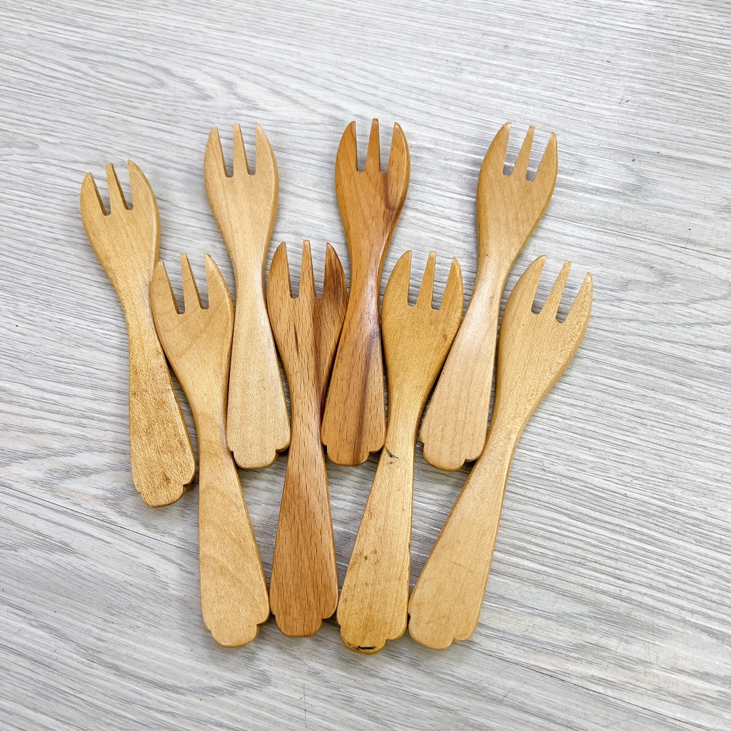 Nĩa gỗ nhỏ ăn trái cây rất xinh 12*3cm sang trọng - sạch sẽ