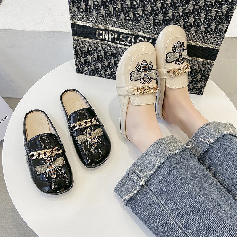 Giày sục nữ chất da bóng đế thấp thêu  ong viền quai xích