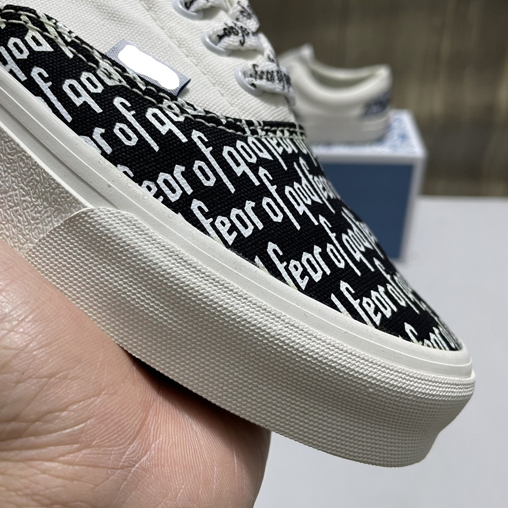 Giày thể thao nữ nam trắng đen in chữ - đế màu kem