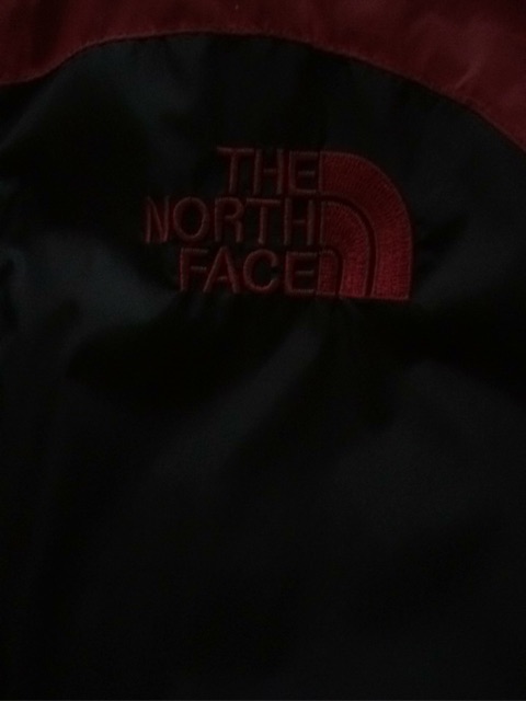 Áo khoác gió The North Face màu đỏ chính hãng