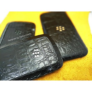 [ Hot_Sale ] Miếng dán da skin BlackBerry 9900 - Da bò dập vân cá sấu màu đen - D42