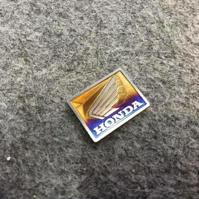 Tem dán trang trí nhôm TITAN 100% Logo HONDA bé bé xinh xinh, keo dán 3M siêu chắc