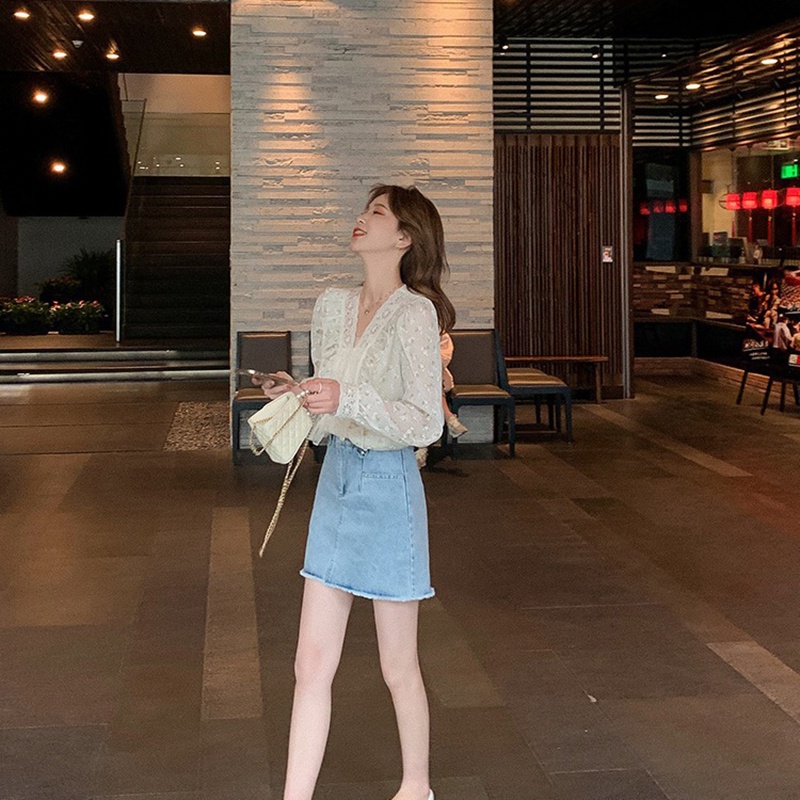 Áo kiểu vải chiffon tay dài cổ chữ V phối họa tiết ren dễ thương