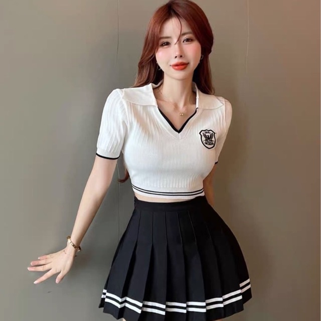 Áo len mỏng cổ V đính logo dáng croptop, Áo kiểu ngắn tay len co giãn AL6331 - NhiNhi Shop