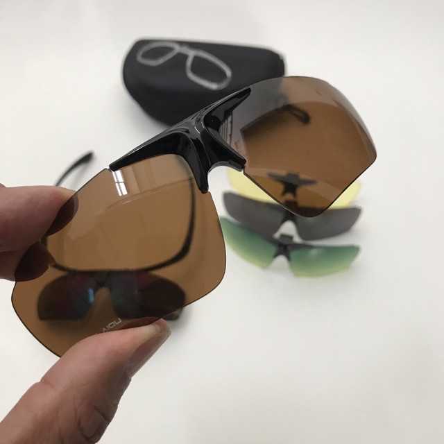 Bộ kính thể thao, kính đi xe đạp, rất tiện lợi khi lật mắt kính lên. | BigBuy360 - bigbuy360.vn