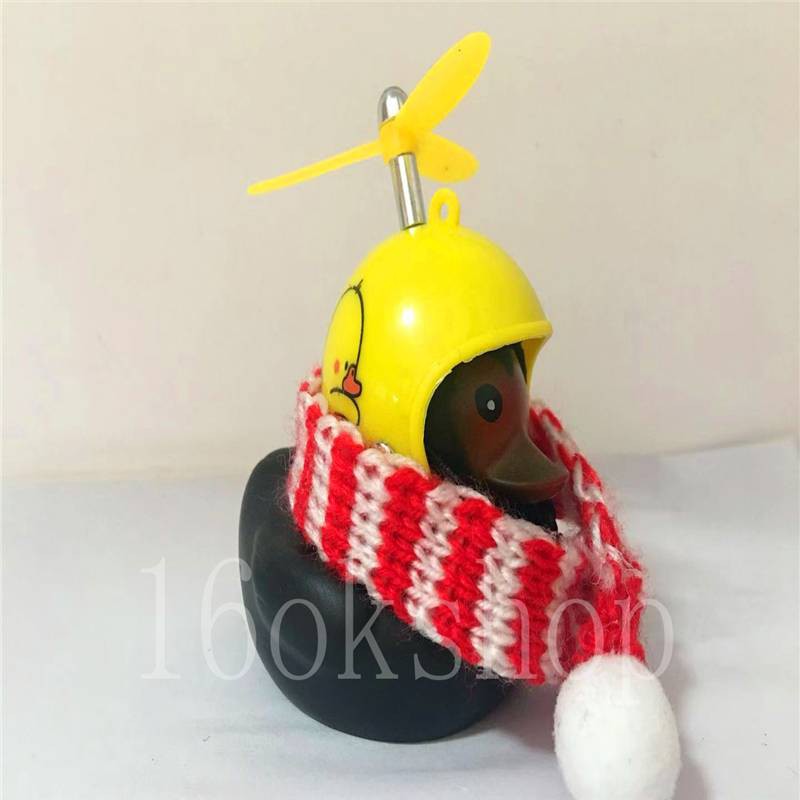 Mô Hình Chú Vịt Đội Mũ Bảo Hiểm Và Khăn Choàng Dễ Thương