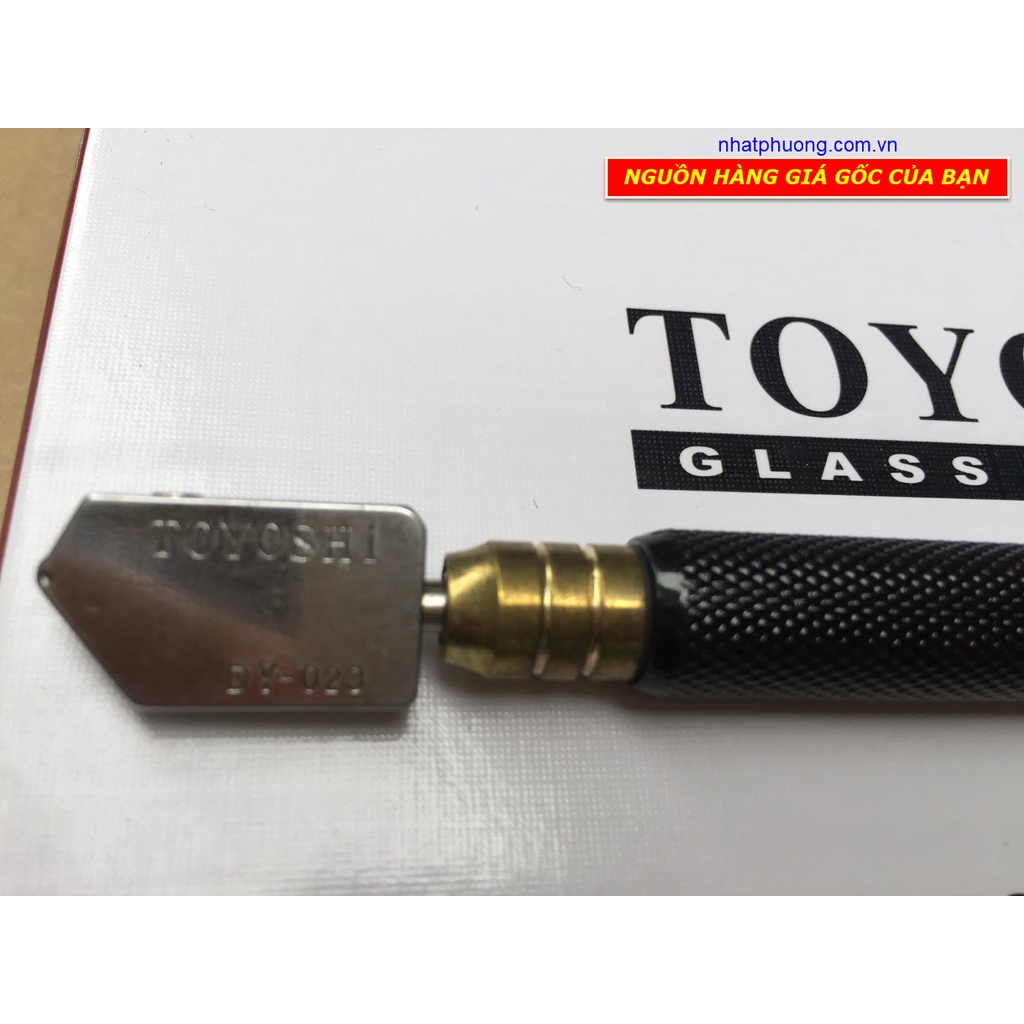 Dao cắt kính Toyo cán đồng, tay cầm chắc chắn chống trơn, cắt trên 15000 mét kính, vết cắt mịn- không nổ kính
