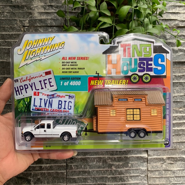 Johnny Lightning - 2004 Ford F-250 Super Duty with Tiny House - Xe mô hình tỉ lệ 1/64