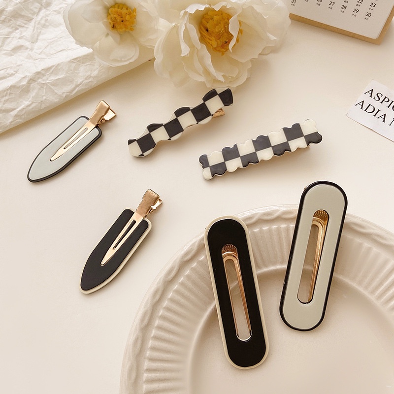 Kẹp Tóc Mỏ Vịt Một Bên Họa Tiết Caro Trắng Đen Không Đường May Cho Nữ