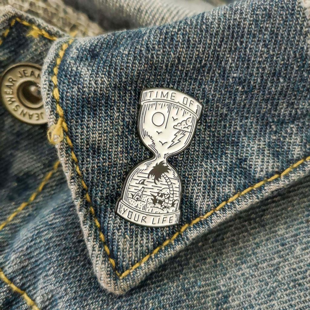 Ghim Cài Áo Hình Đồng Hồ Cát Màu Trắng Đen Phong Cách Punk Đơn Giản Thích Hợp Làm Quà Tặng Cho Bạn Bè