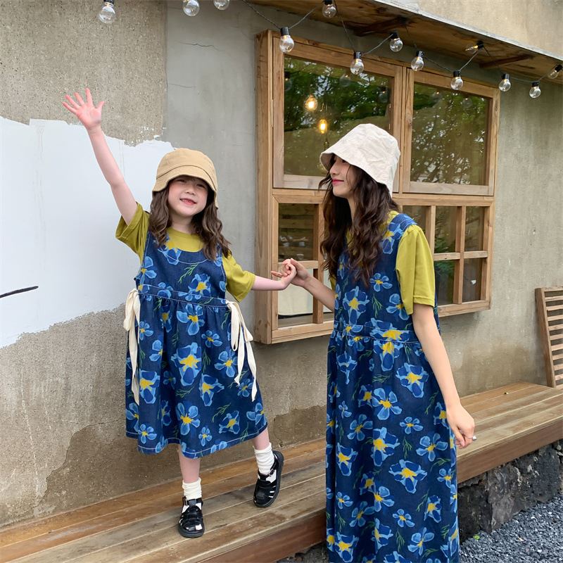 Bộ Áo Thun Ngắn Tay In Hoa Và Chân Váy Yếm Denim Dành Cho Mẹ Và Bé Gái
