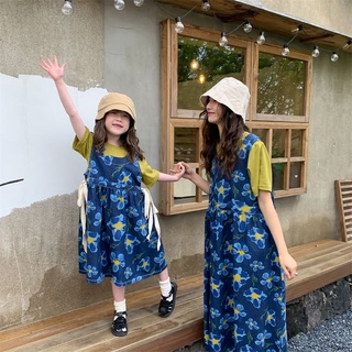 Bộ áo thun ngắn tay in hoa và chân váy yếm denim dành cho mẹ và bé gái