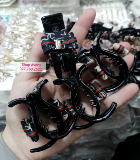 [Mã FAMARAL1 giảm 10K đơn 50K]Kẹp tóc càng cua 3 răng bọc vải (simili) thương hiệu đính nơ sọc