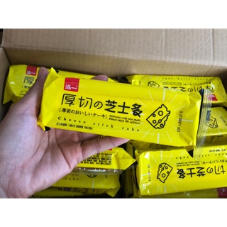 1 cái bánh bông lan phô mai Cheese Stick