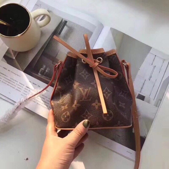 Túi đeo dây rút.