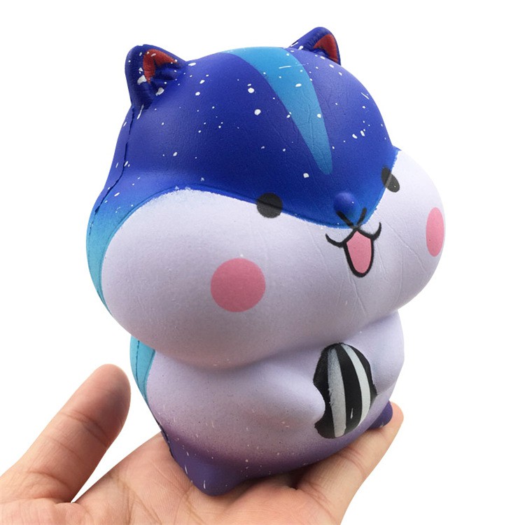 ĐỒ CHƠI SQUISHY CHUỘT HAMSTER XANH ÔM BÓNG KẺ SỌC CARO