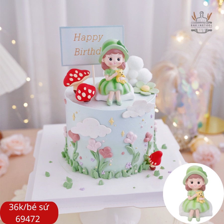 DECOR NHÀ - TRANG TRÍ BÁNH Bé gái ngồi MŨ XANH ôm GẤU SỨ (Tượng)