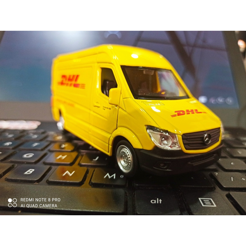 Mô hình xe Mercedes Van DHL 1:36 vỏ kim loại, mở được cửa, ô tô tải vận chuyển đồ chơi trẻ em oto mini trưng bày