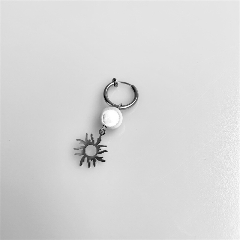 Bông tai ngọc trai phản quang mặt trời bé nhỏ dạng kẹp phong cách hip hop cá tính 19A1334