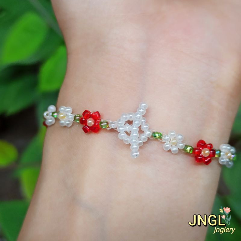 Vòng tay hạt cườm handmade kết hoa nhí màu đỏ mã TK506
