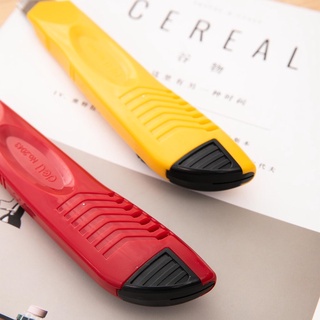 Dao rọc giấy Deli - 2 màu vàng , đỏ - 1 cái E2043 - tặng kèm 3 lưỡi phụ 18mm - văn phòng phẩm - HOKAMI STORE