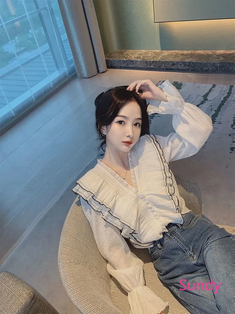 Áo tay loe cổ V phong cách thời trang mùa thu ngọt ngào cho nữ | BigBuy360 - bigbuy360.vn