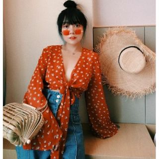Áo crop top hoa buộc dây