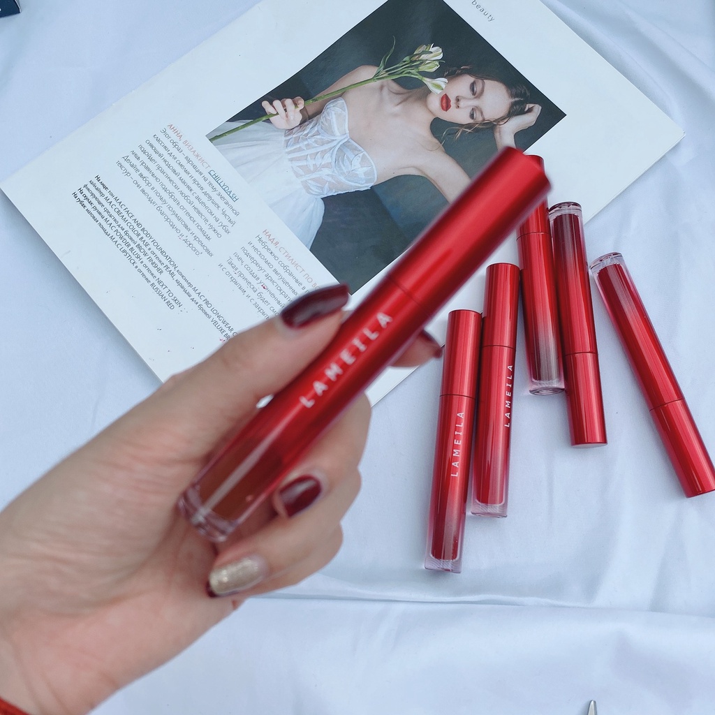 Son kem lì dạng tuýp màu đỏ cà chua bóng mờ không dễ phai màu son.