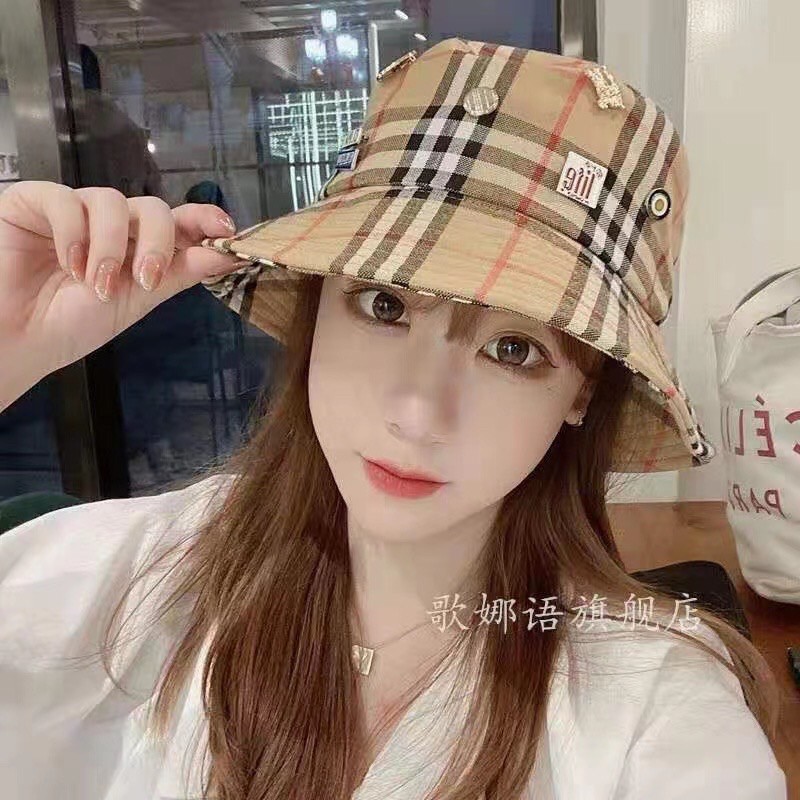 Mũ vành Buberry kèm charm xinh xắn nà