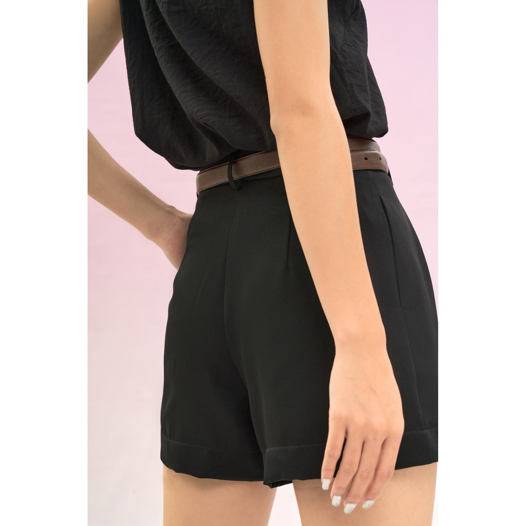 Quần short đen xếp ly