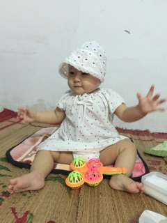 Bộ cô gái hà lan cho bé gái 
