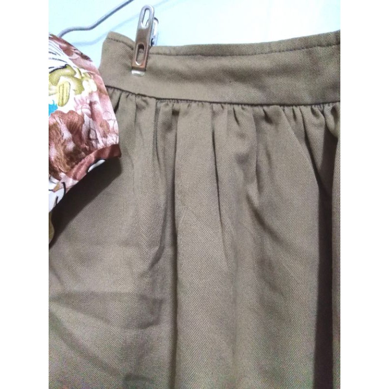 Combo áo sơ mi satin, chân váy kaki