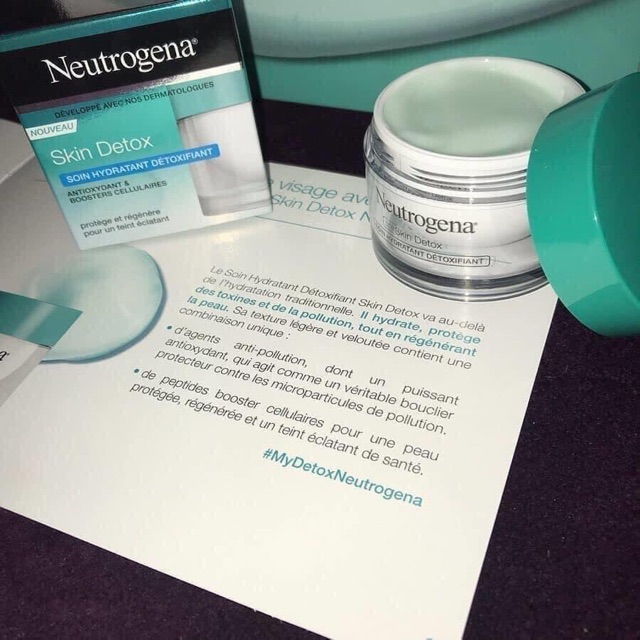 KEM DƯỠNG ẨM VÀ THẢI ĐỘC NEUTROGENA SKIN DETOX 2 TRONG1 Cho Làn Da Sàng Mịn