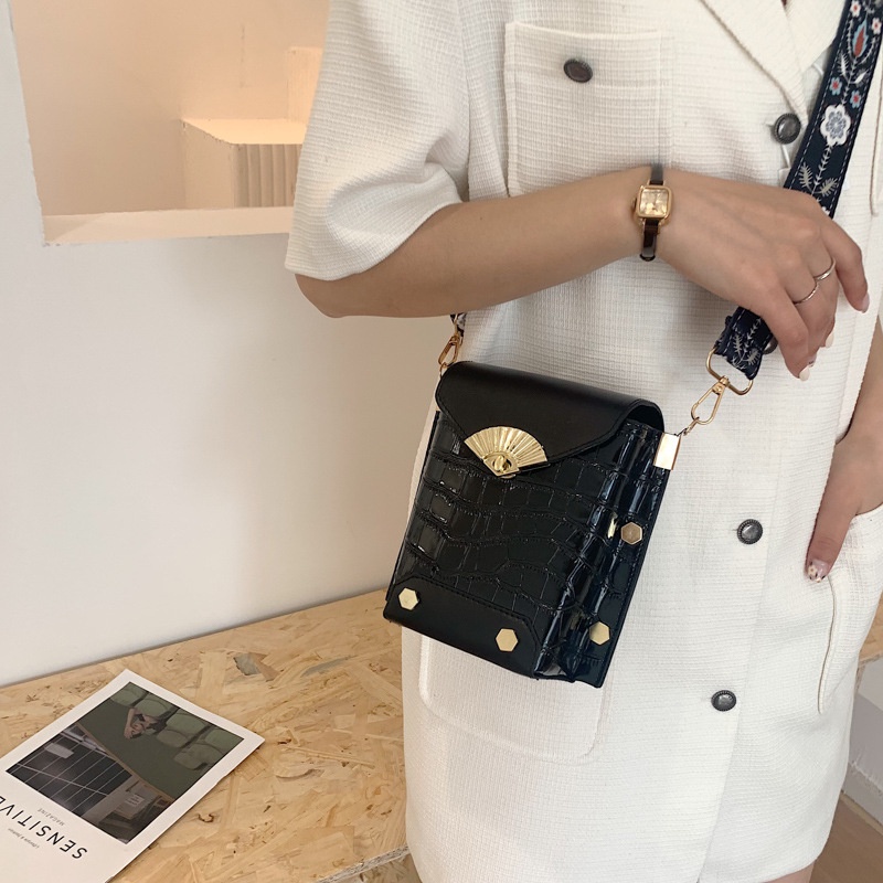 Túi Đeo JASMIN NOIR Chéo Họa Tiết Da Cá Sấu Đính Đinh Tán Thời Trang Cho Nữ